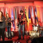 Jeunes musiciens performant lors de la soirée culturelle du congrès