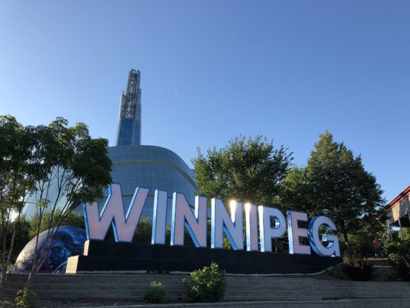 Winnipeg écrit en grosse lettre devant le musé des droits de la personne